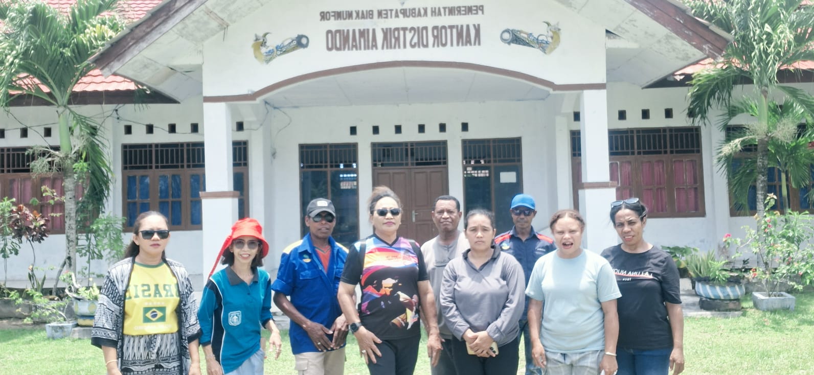 foto bersama bidang Limjamsos di distrik aimando padaido